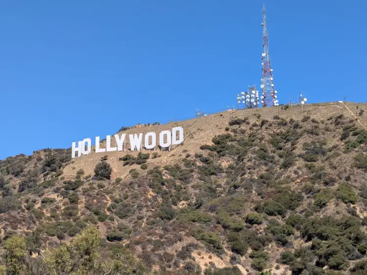 Lettres blanches du célèbre panneau Hollywood Sign sur le mont Lee à Los Angeles sous un ciel bleu dégagé