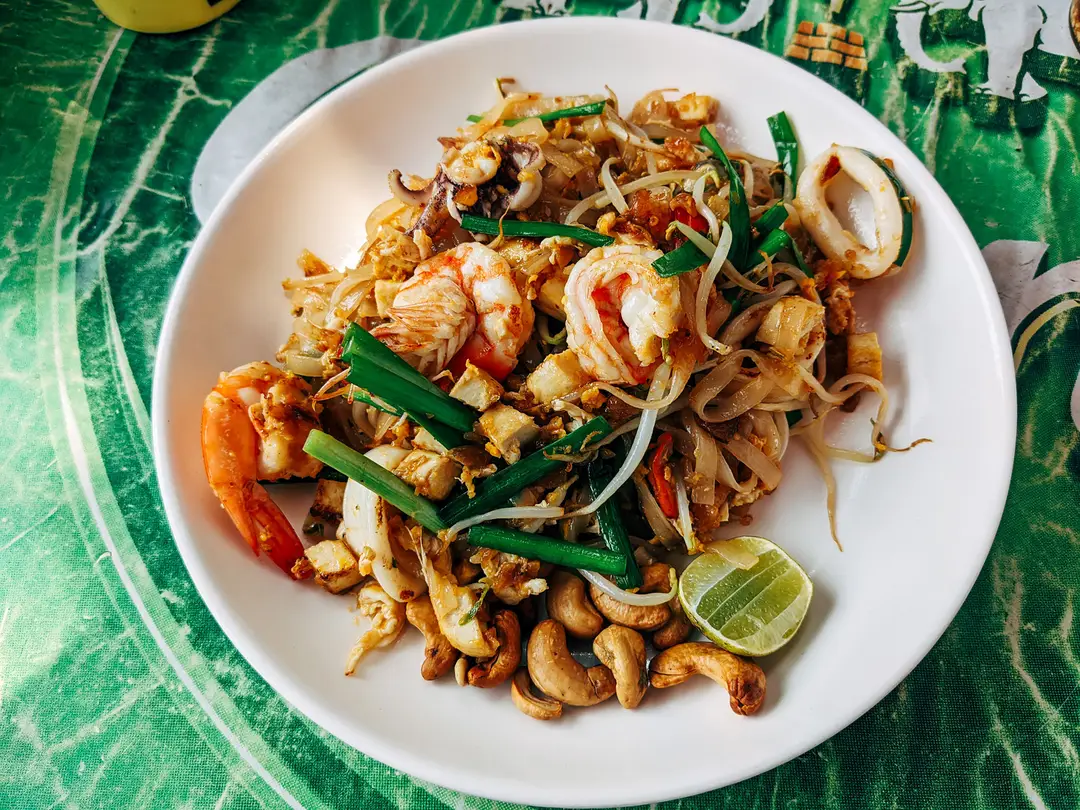 Pad Thaï avec des crevettes, des légumes