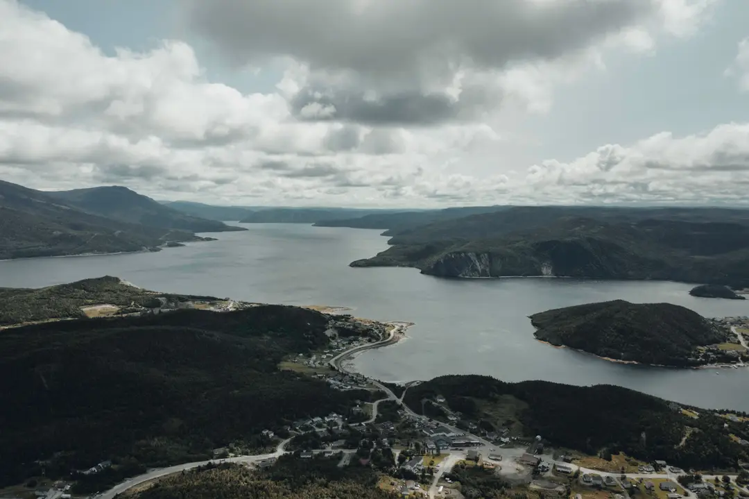 Paysage côtier du parc national du Gros-Morne, avec les reliefs montagneux qui bordent Bonne Bay, à Terre-Neuve.