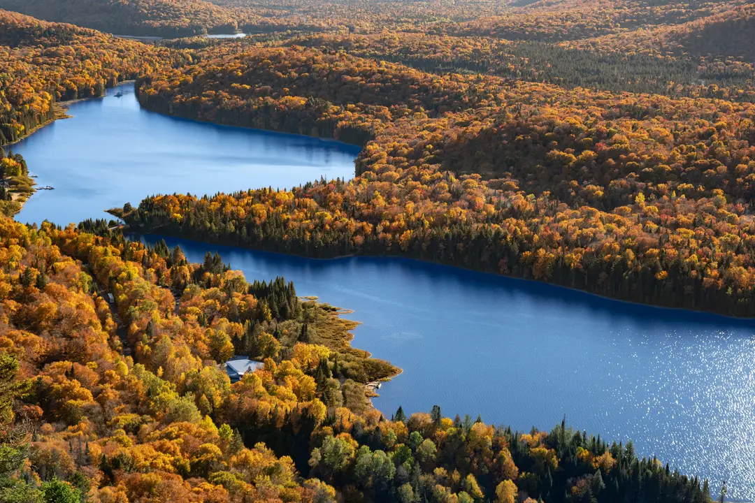 Le lac Wapizagonke, dans le parc national de la Mauricie, se distingue par ses rives sinueuses.