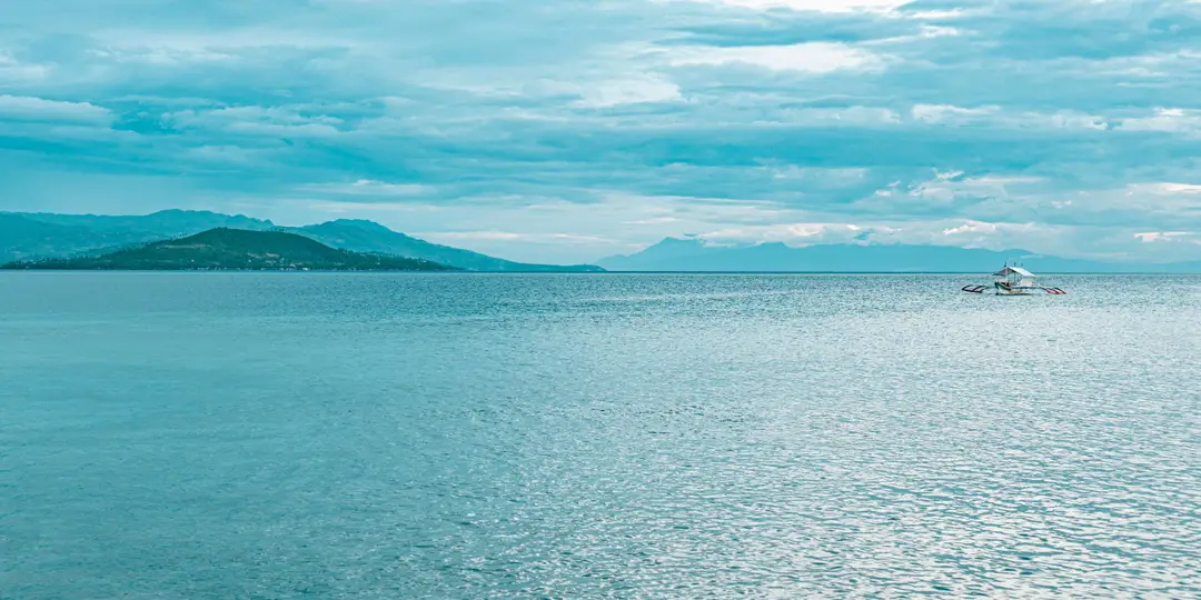 Paysage maritime paisible à Moalboal avec un bateau isolé sur l'océan et un horizon pittoresque.jpg
