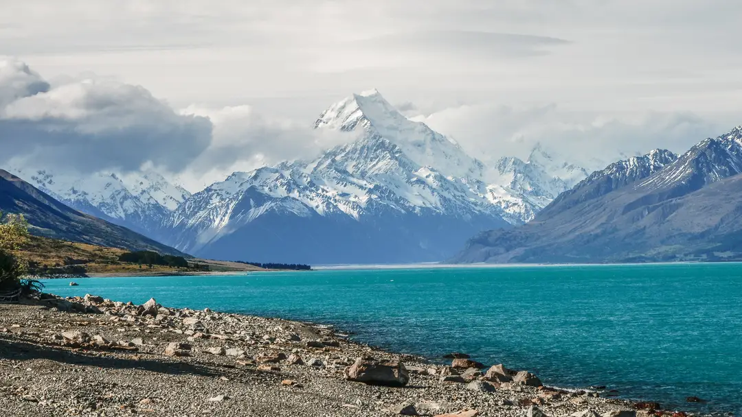 Aoraki / Mount Cook et un lac turquoise dans le Canterbury, Nouvelle-Zélande
