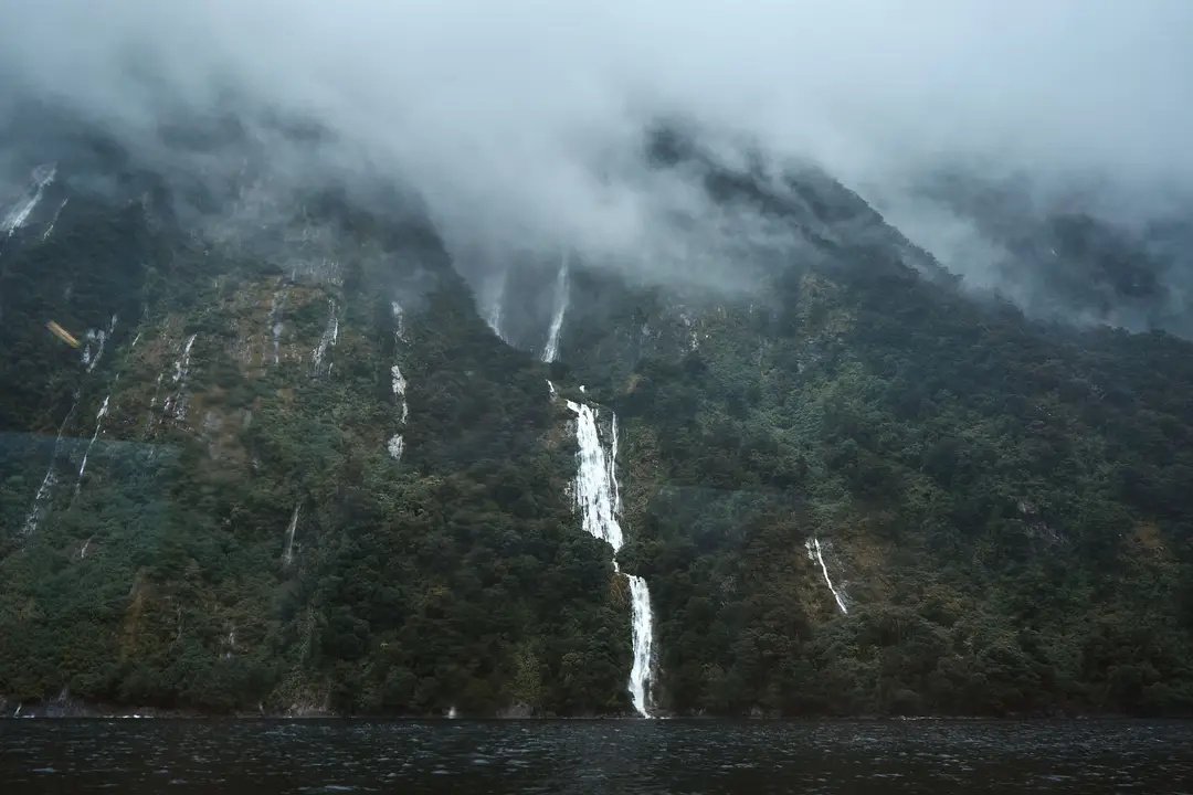 Paysage brumeux des chutes d'eau dans le Fiordland, Nouvelle-Zélande