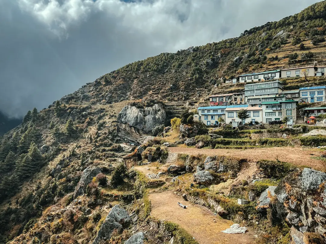 Paysage captivant de Namche dans l'Himalaya népalais.jpg
