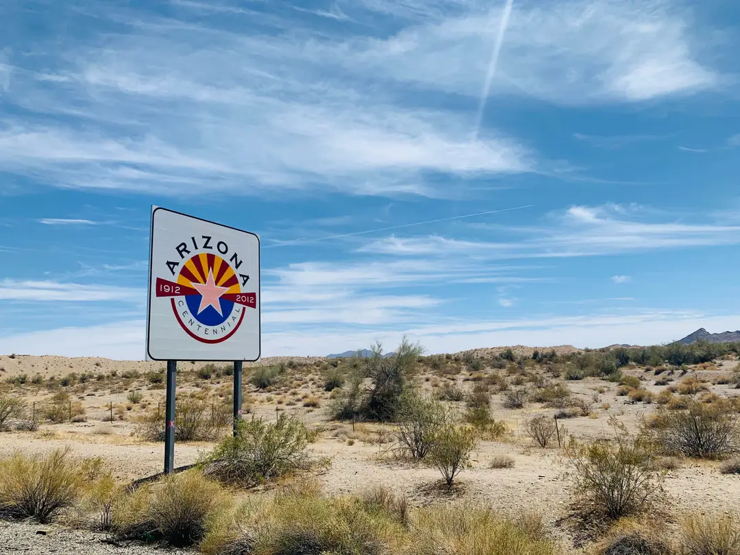 Paysage désertique avec panneau du centenaire de l'Arizona et ciel bleu clair
