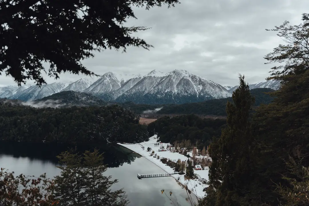 Paysage hivernal pittoresque à Neuquén, en Argentine, avec des montagnes enneigées et un lac tranquille
