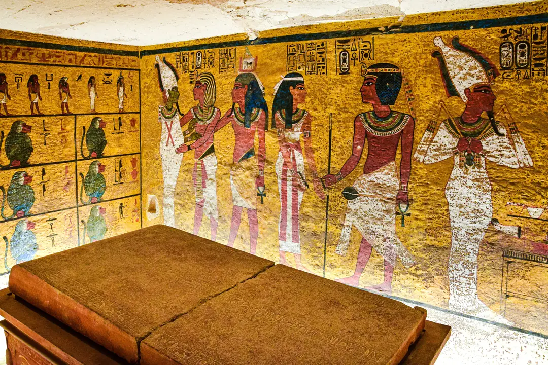 Peintures murales détaillées à l'intérieur de la tombe de Toutankhamon représentant la mythologie et l'art égyptiens