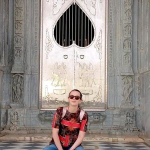 Portrait de Fabienne Alexandre, experte Shanti Travel, passionnée par Rishikesh et l’immersion spirituelle en Inde du Sud.