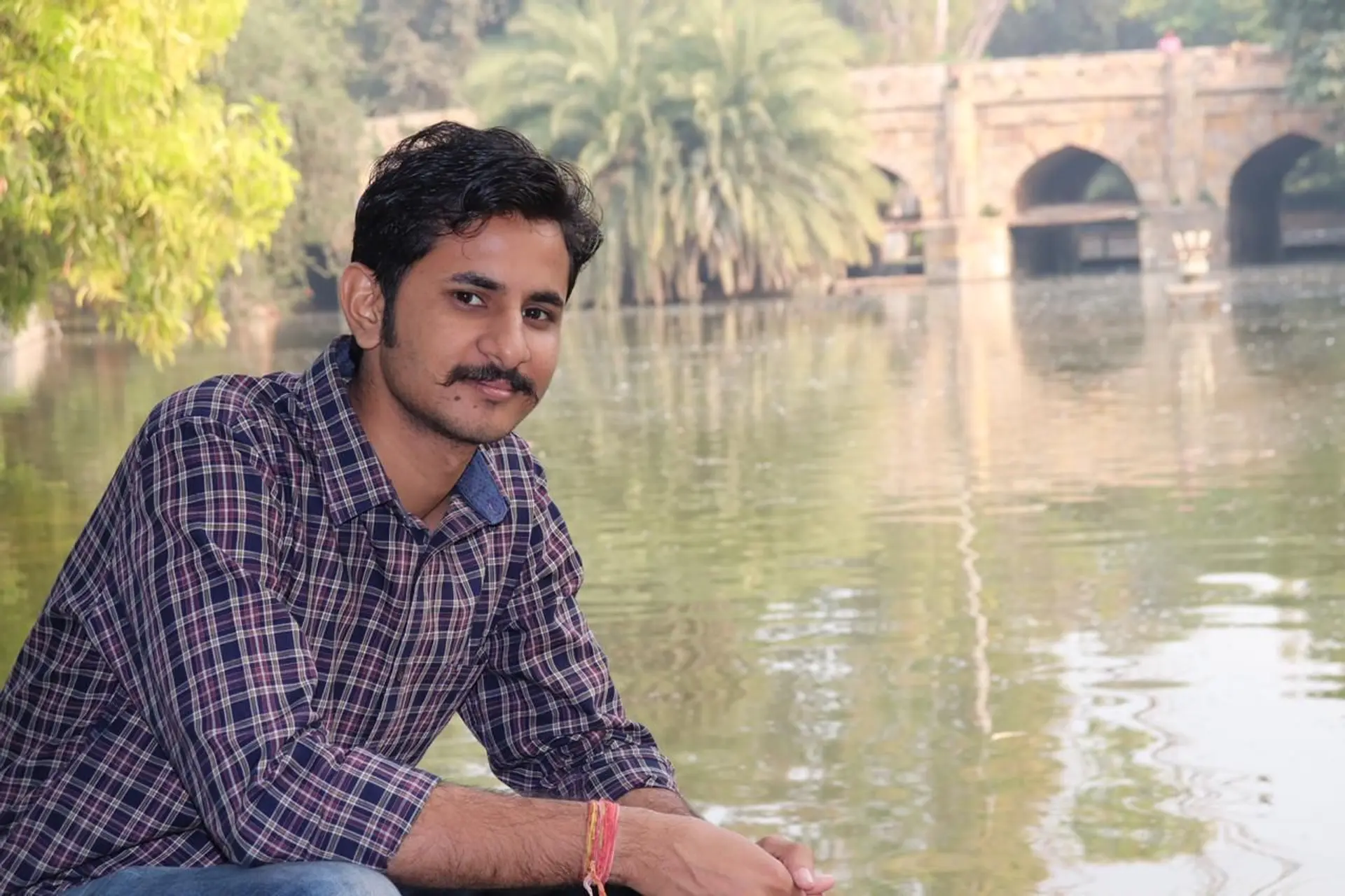 Portrait de Khushveer Singh Rathore, expert Shanti Travel en Inde du Nord et Rajasthan, passionné par les traditions du désert, les forts et les rencontres humaines.