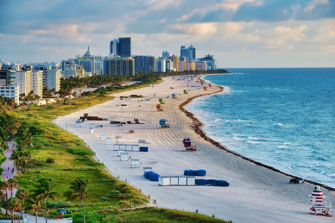 Photo aérienne de Miami Beach avec le skyline et l'océan
