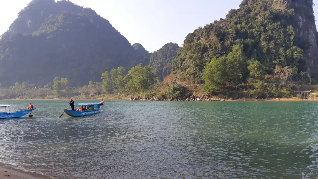 La rivière Son, voie d'accès en bateau à la grotte de Phong Nha, dans le centre du Vietnam.