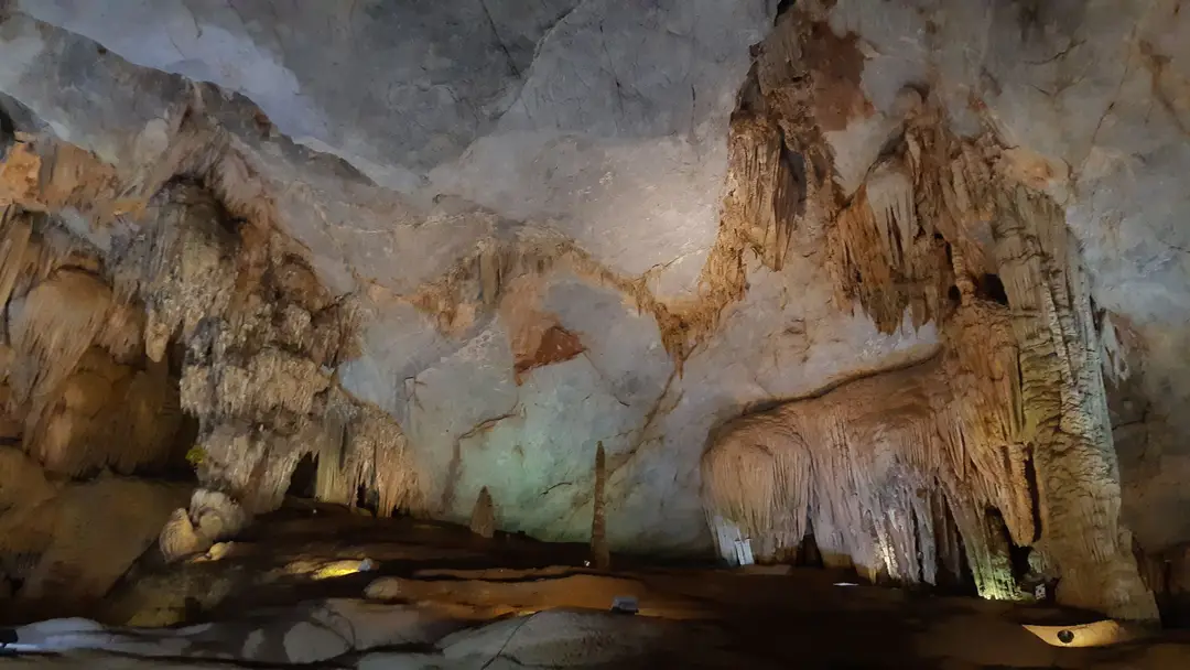Formations de stalactites à l'intérieur de Paradise Cave, également appelée Thien Duong Cave, dans la région de Phong Nha.