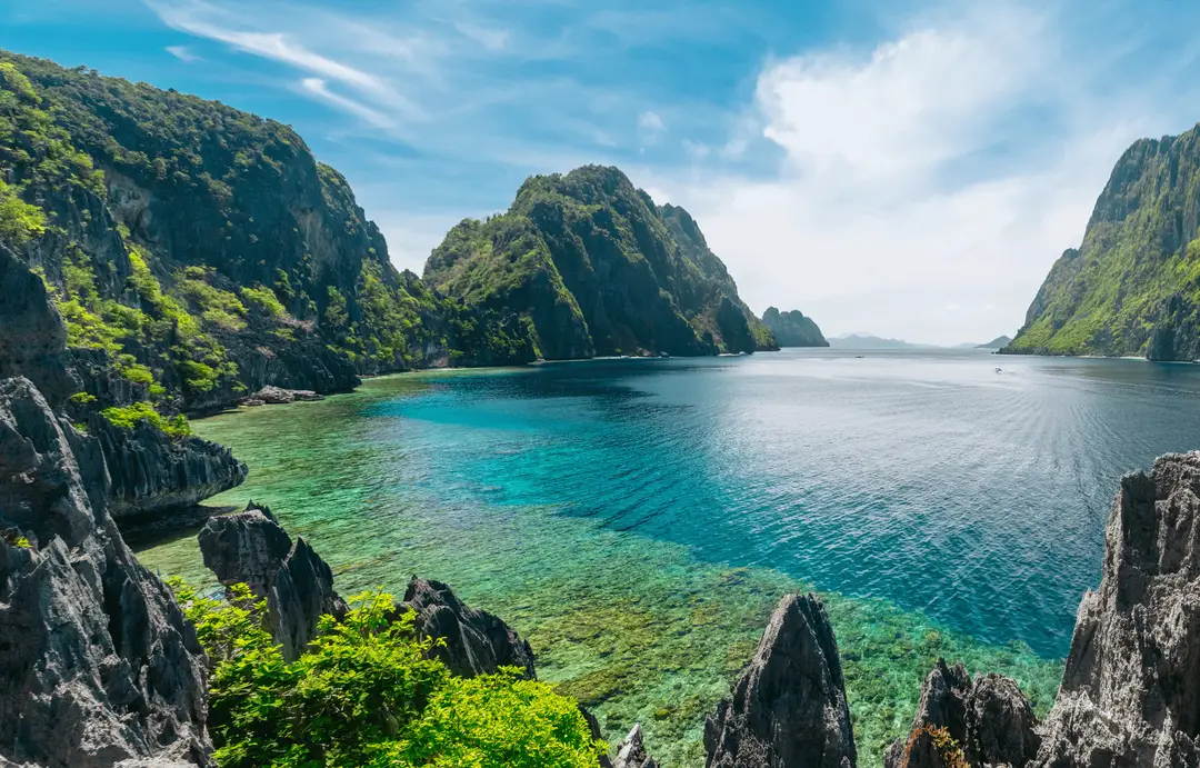 vue aérienne de la baie de Bacuit et de ses îles à El Nido, Palawan