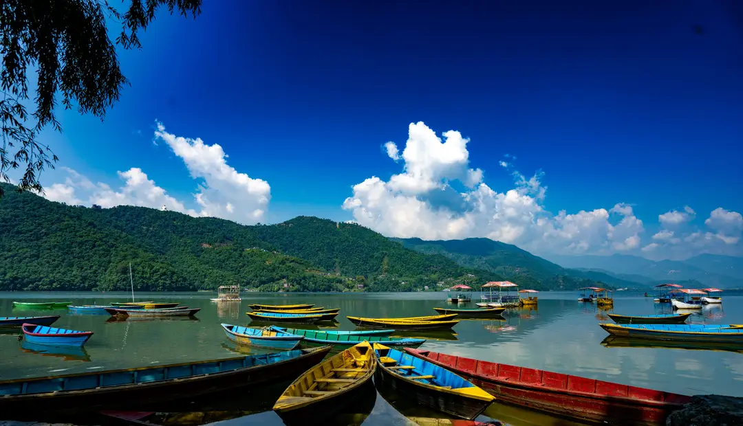 lac de pokhara au Népal avec une agence locale