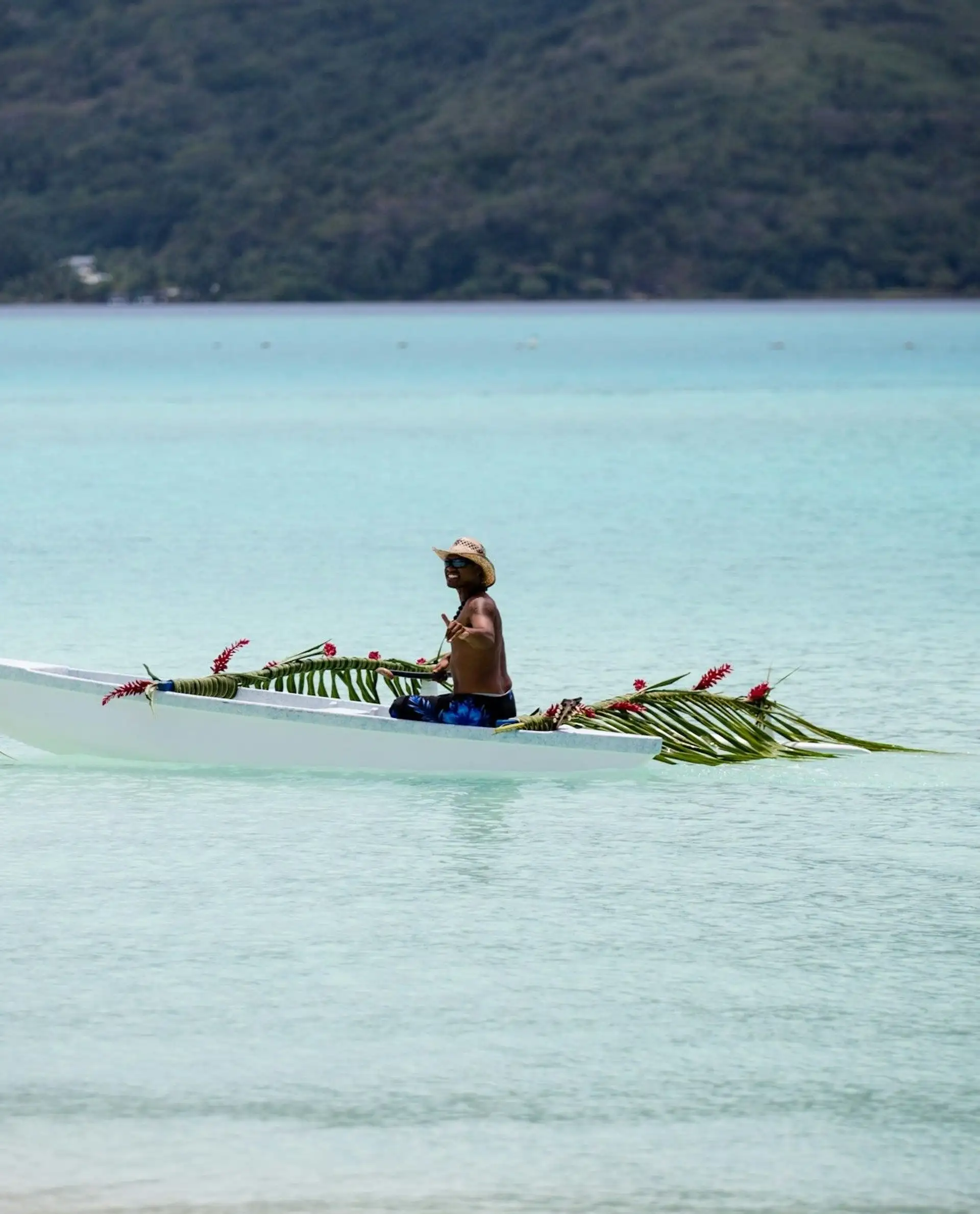 une personne naviguant sur un kayak transparent sur l eau turquoise et calme du lagon de bora bora en polynesie francaise