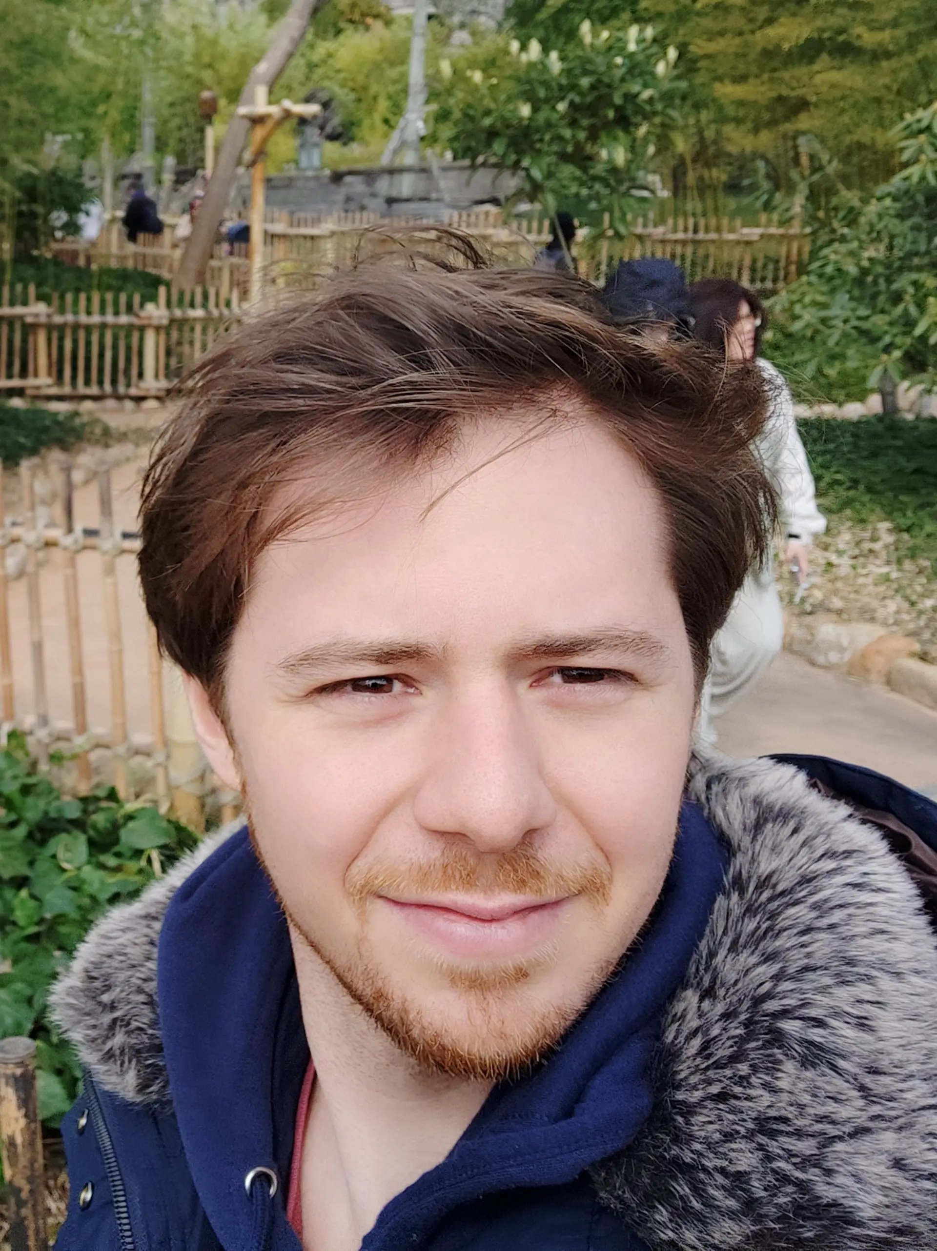 Portrait de Julien Mathé, expert Shanti Travel au Japon, passionné par les ruelles nocturnes de Fukuoka et la culture des yatai.