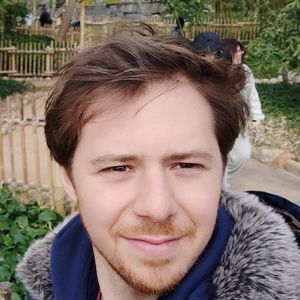 Portrait de Julien Mathé, expert Shanti Travel au Japon, passionné par les ruelles nocturnes de Fukuoka et la culture des yatai.