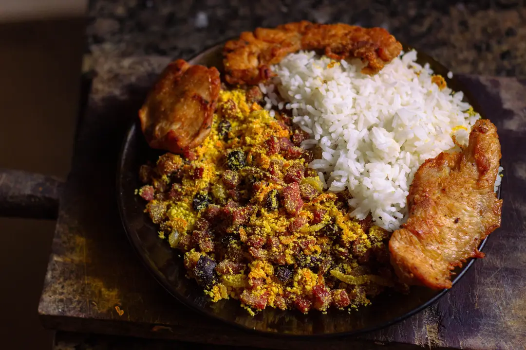 Assiette de riz, de haricots et de poulet frit.