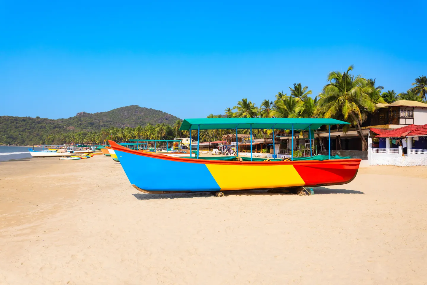 Plage de sable blanc à Goa 