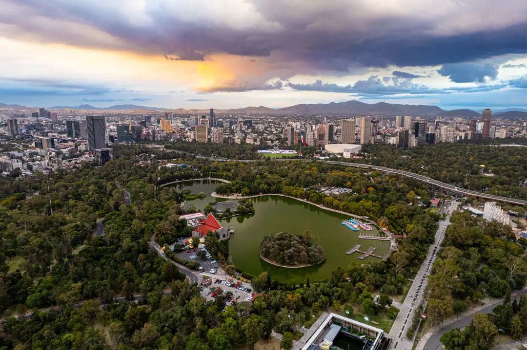 Vue aérienne du parc de Chapultepec à Mexico au coucher du soleil