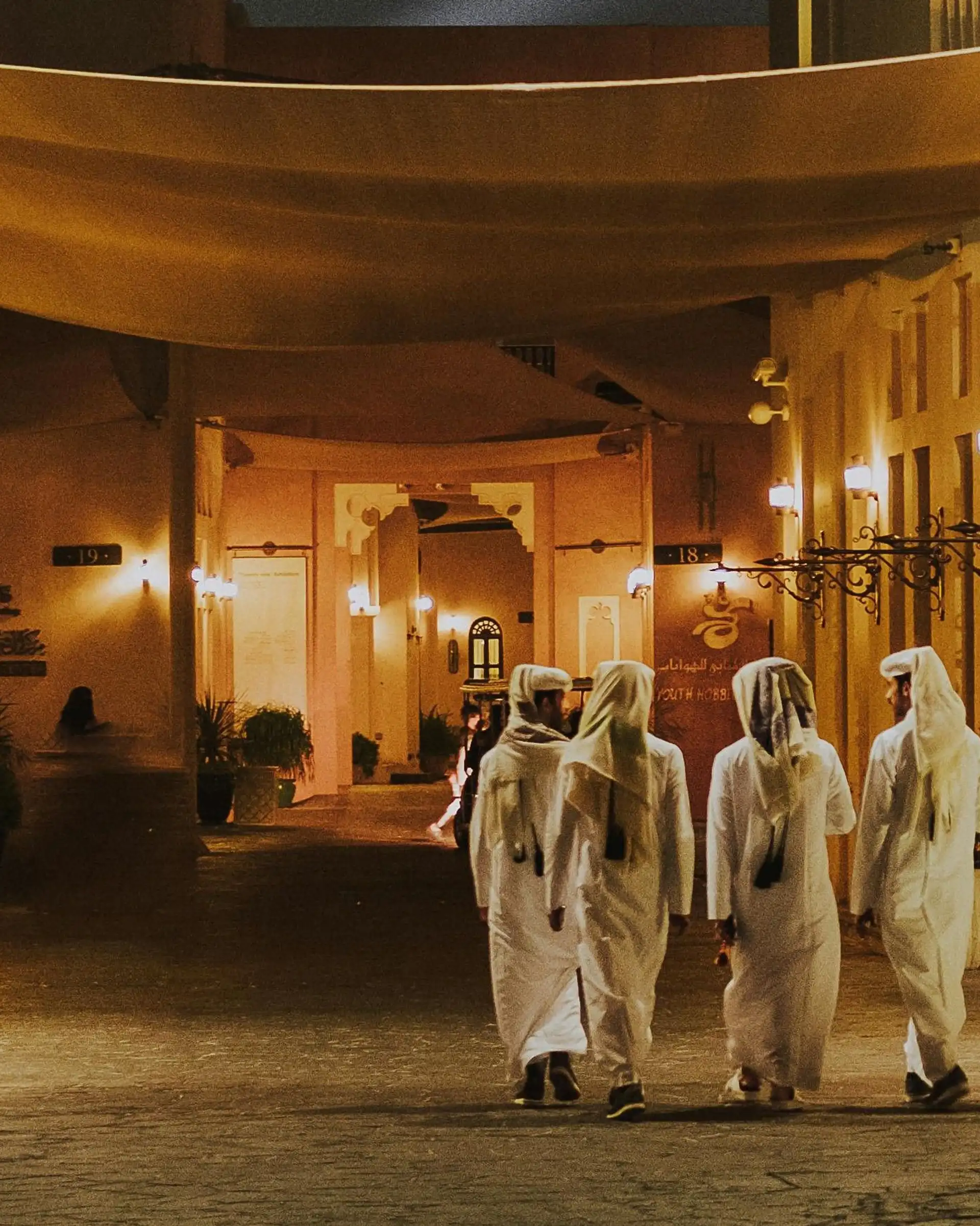 Voyage au Qatar - Porte voûtée avec un groupe de personnes
