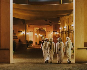 Voyage au Qatar - Porte voûtée avec un groupe de personnes