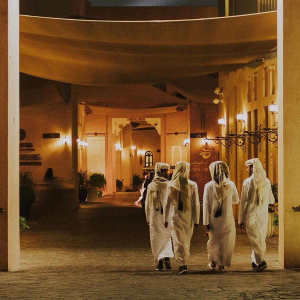 Voyage au Qatar - Porte voûtée avec un groupe de personnes