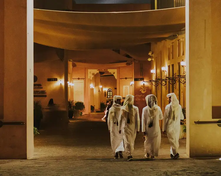Voyage au Qatar - Porte voûtée avec un groupe de personnes