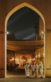 Voyage au Qatar - Porte voûtée avec un groupe de qatari