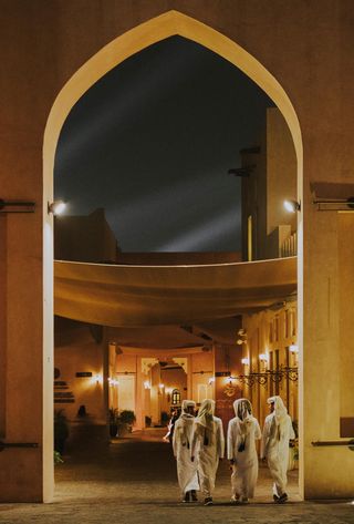 Voyage au Qatar - Porte voûtée avec un groupe de qatari