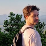 Portrait de Quentin Riffaud, expert Shanti Travel pour la Géorgie, l’Arménie et le Tadjikistan, passionné par les villages reculés de l’Ouchgouri et les sommets du Caucase.