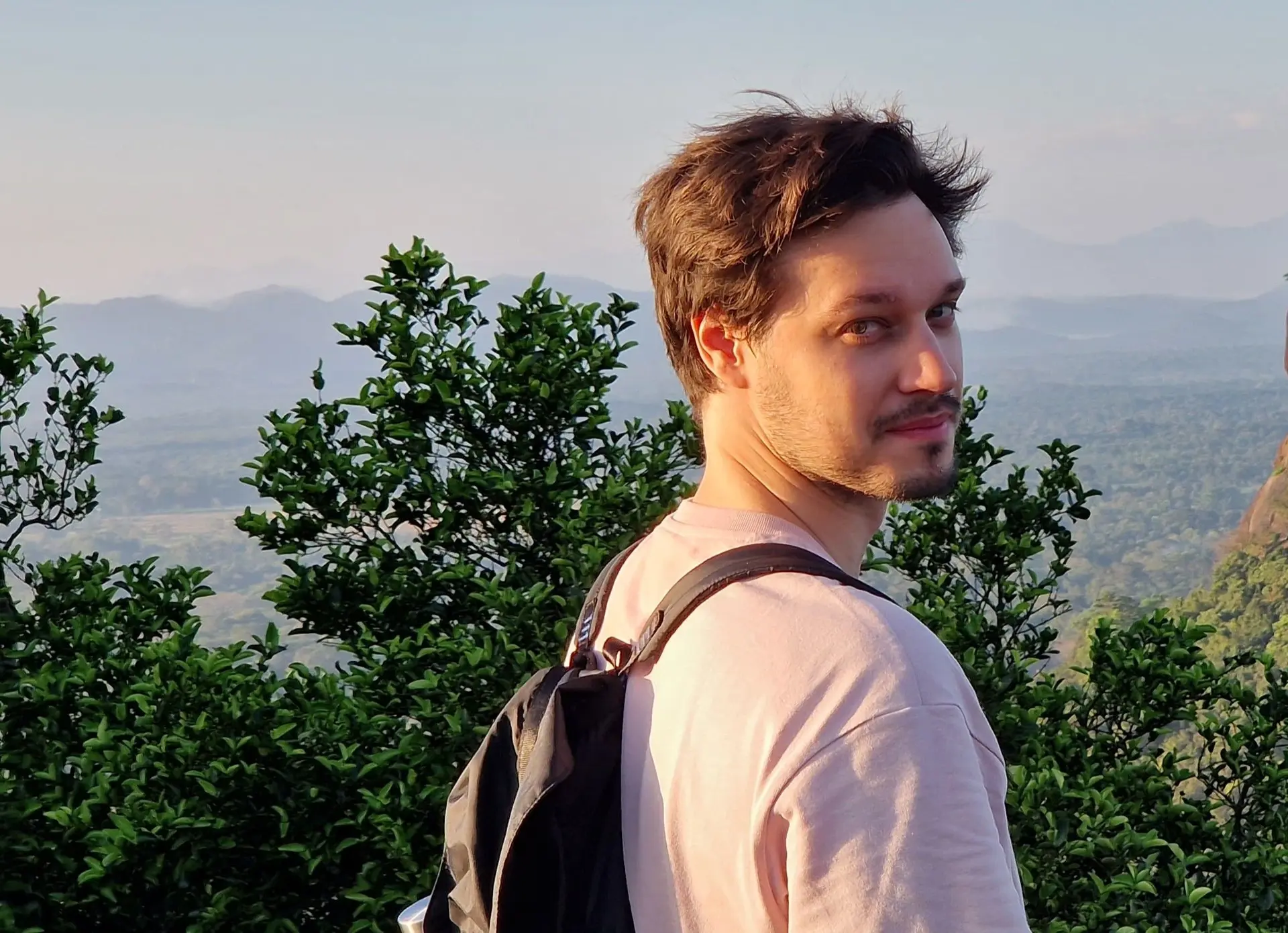 Portrait de Quentin Riffaud, expert Shanti Travel pour la Géorgie, l’Arménie et le Tadjikistan, passionné par les villages reculés de l’Ouchgouri et les sommets du Caucase.