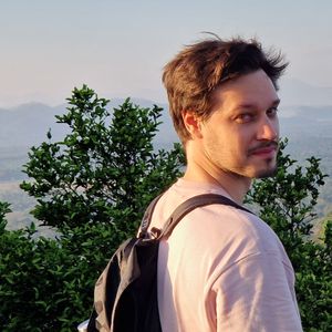 Portrait de Quentin Riffaud, expert Shanti Travel pour la Géorgie, l’Arménie et le Tadjikistan, passionné par les villages reculés de l’Ouchgouri et les sommets du Caucase.