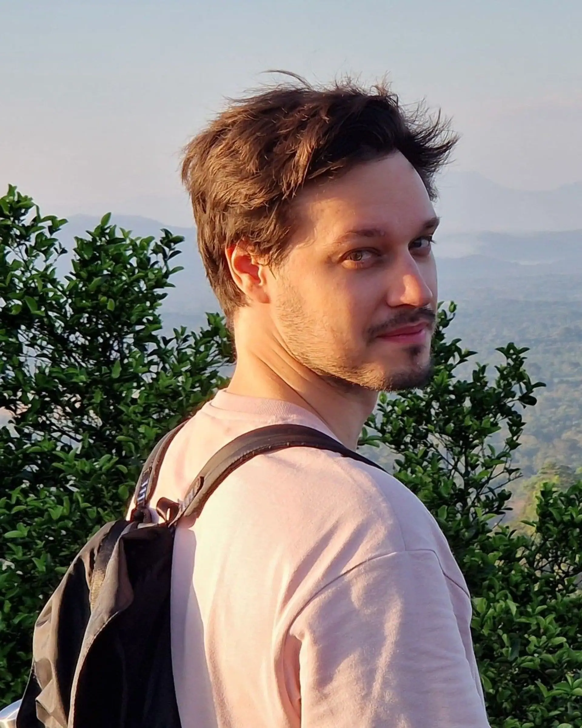 Portrait de Quentin Riffaud, expert Shanti Travel pour la Géorgie, l’Arménie et le Tadjikistan, passionné par les villages reculés de l’Ouchgouri et les sommets du Caucase.