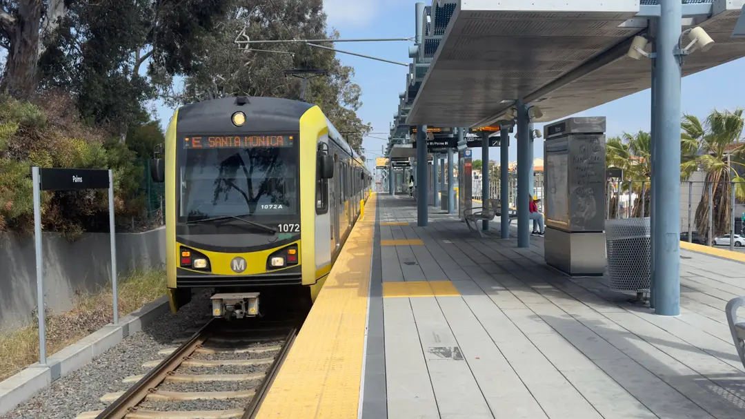 Rame de métro arrivant à la station Palms en direction de Santa Monica
