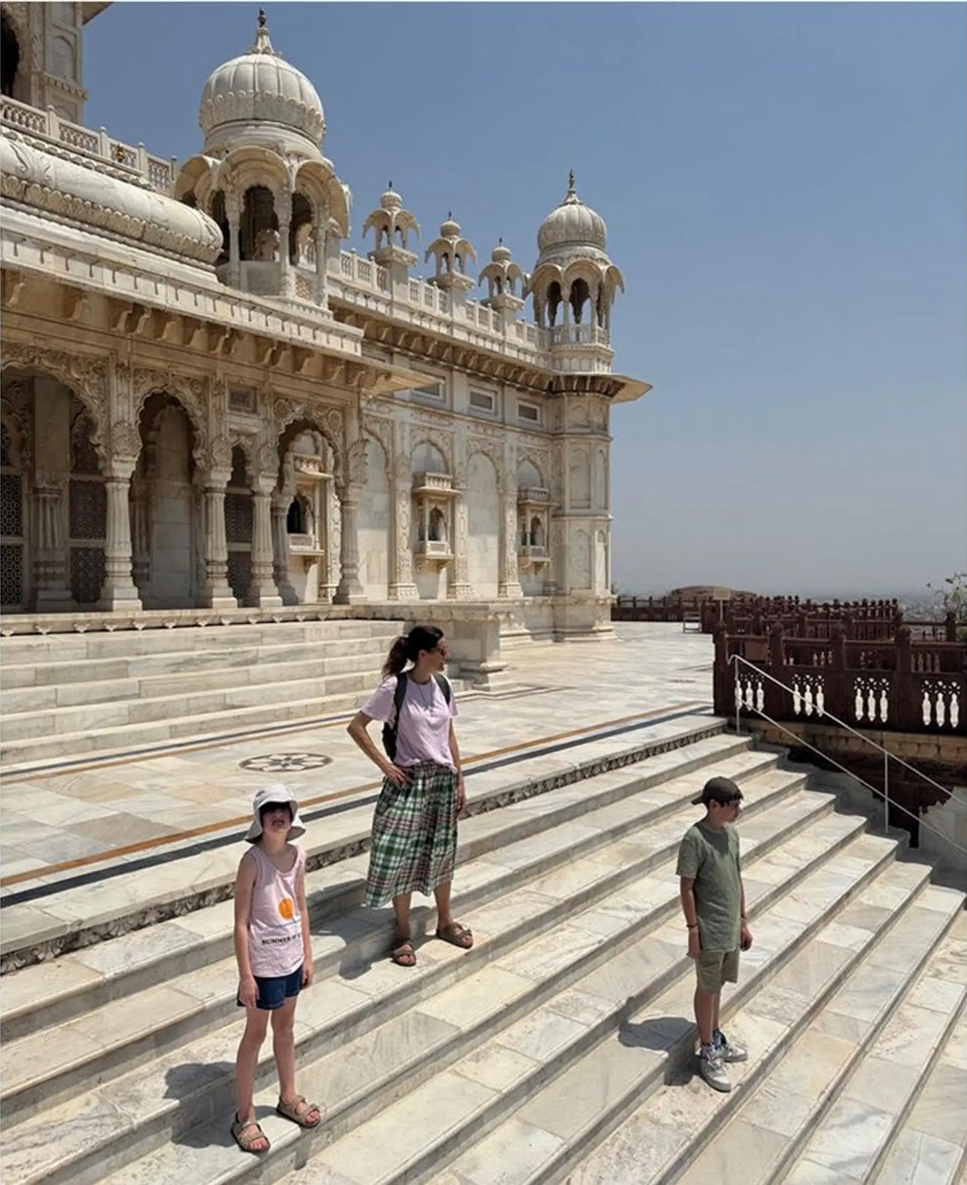 Voyage en Asie : Famille visitant un monument de marbre au Rajasthan, Inde