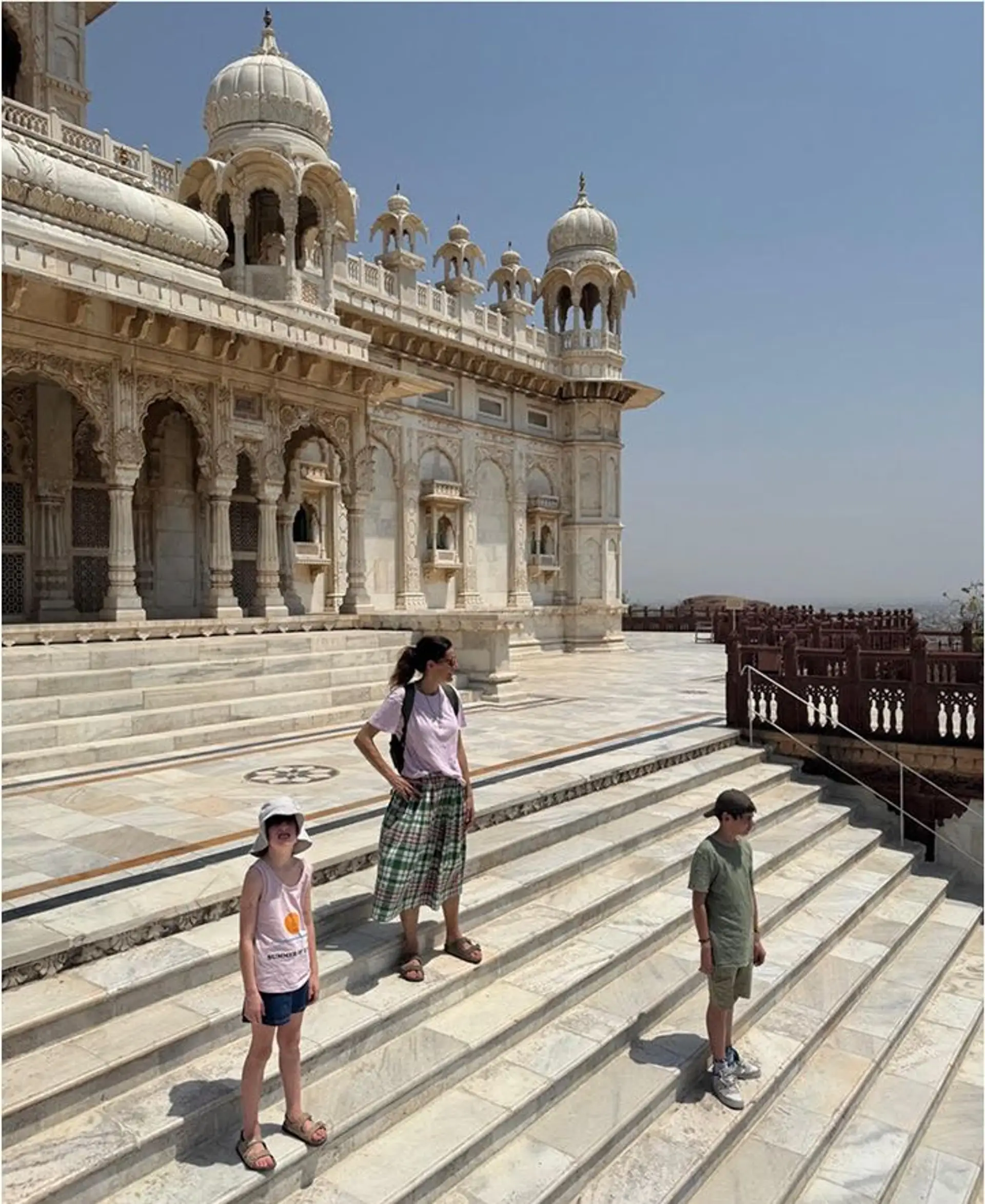 Voyage en Asie : Famille visitant un monument de marbre au Rajasthan, Inde