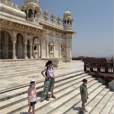 Voyage en Asie : Famille visitant un monument de marbre au Rajasthan, Inde