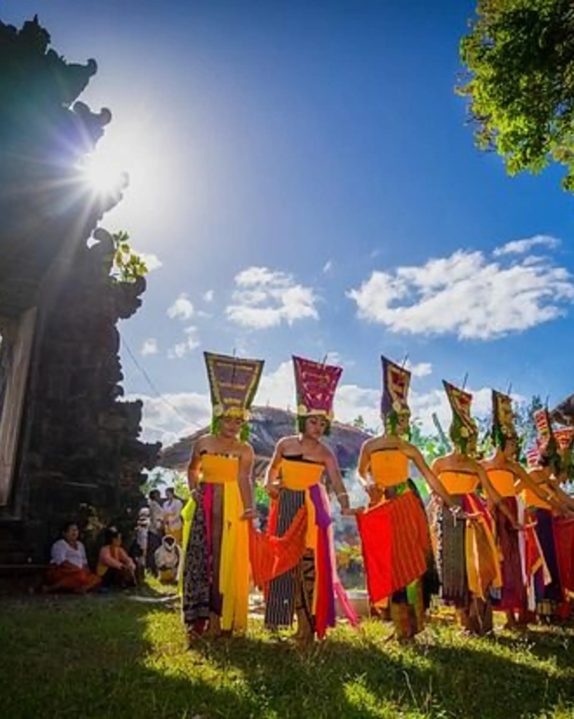 Voyage en Asie — Offrandes balinaises déposées devant un temple traditionnel, symbolisant la spiritualité et les rituels quotidiens à Bali.