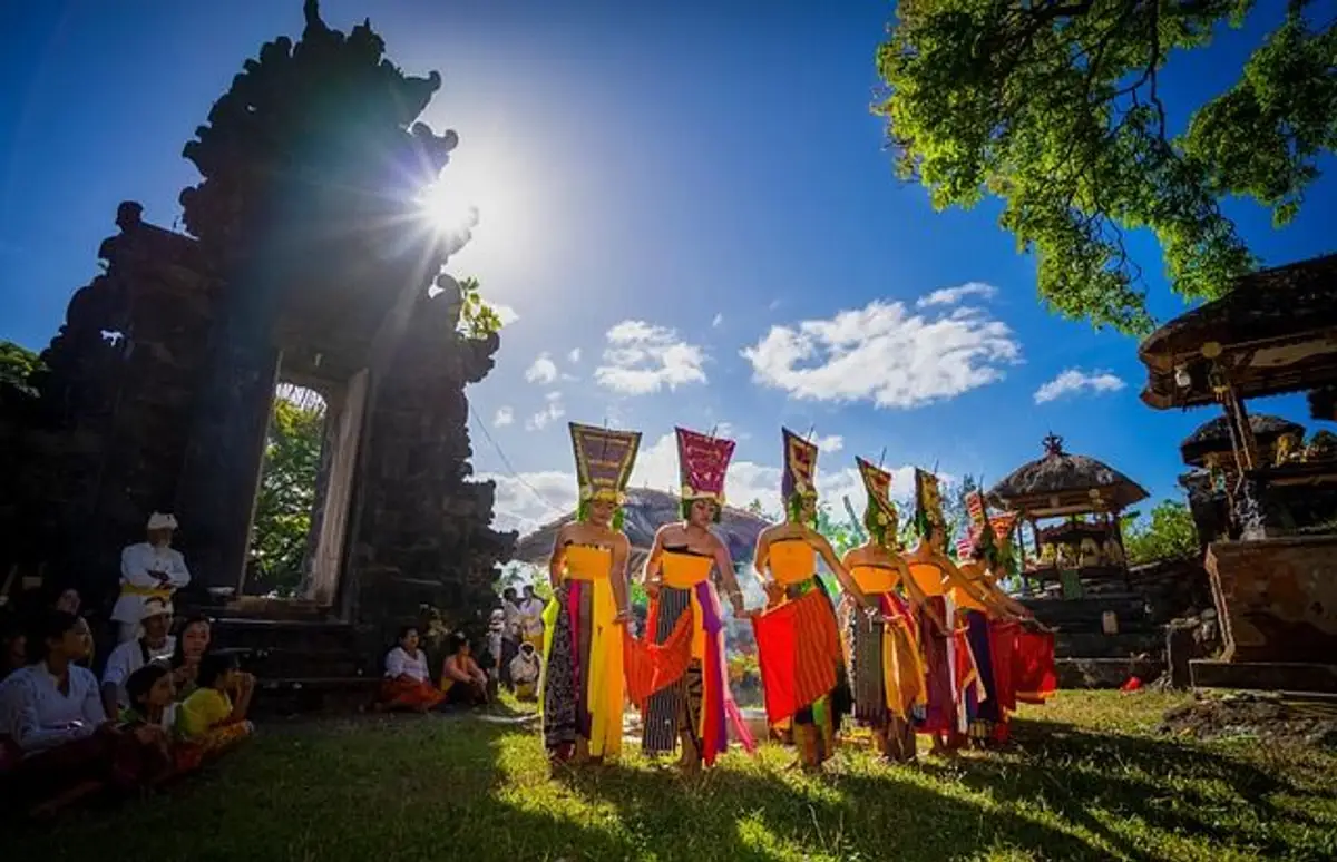 Voyage en Asie — Offrandes balinaises déposées devant un temple traditionnel, symbolisant la spiritualité et les rituels quotidiens à Bali.