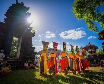 Voyage en Asie — Offrandes balinaises déposées devant un temple traditionnel, symbolisant la spiritualité et les rituels quotidiens à Bali.
