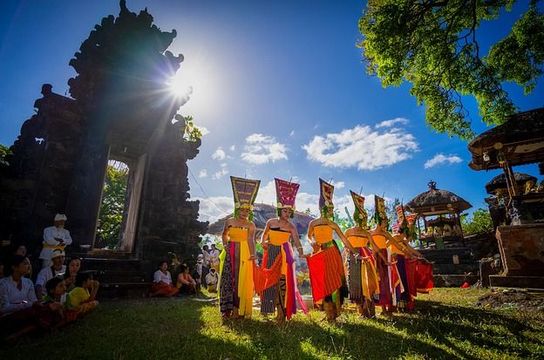 Voyage en Asie — Offrandes balinaises déposées devant un temple traditionnel, symbolisant la spiritualité et les rituels quotidiens à Bali.