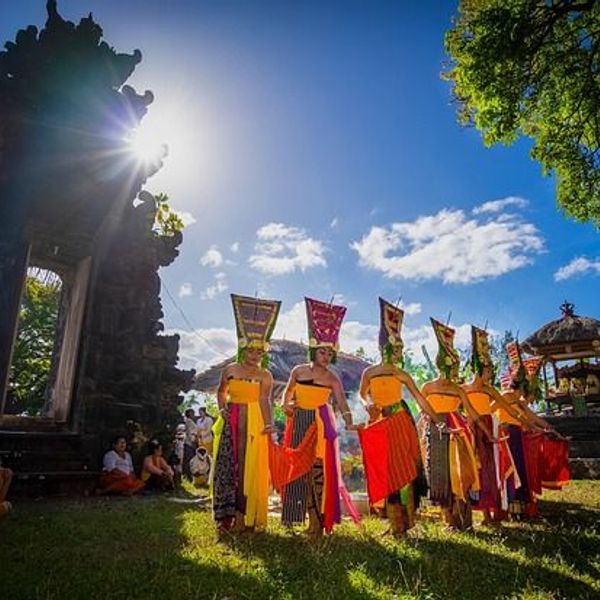 Voyage en Asie — Offrandes balinaises déposées devant un temple traditionnel, symbolisant la spiritualité et les rituels quotidiens à Bali.