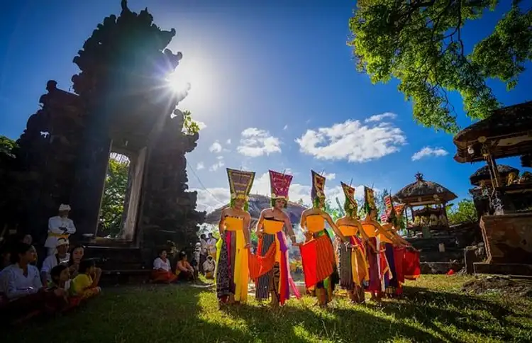 Voyage en Asie — Offrandes balinaises déposées devant un temple traditionnel, symbolisant la spiritualité et les rituels quotidiens à Bali.