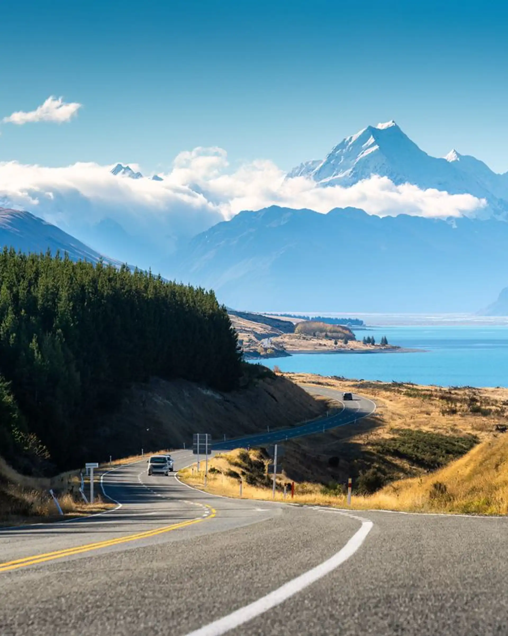 Road trip pittoresque du mont Cook sur une route sinueuse et du lac Pukaki par une journée ensoleillée en Nouvelle-Zélande