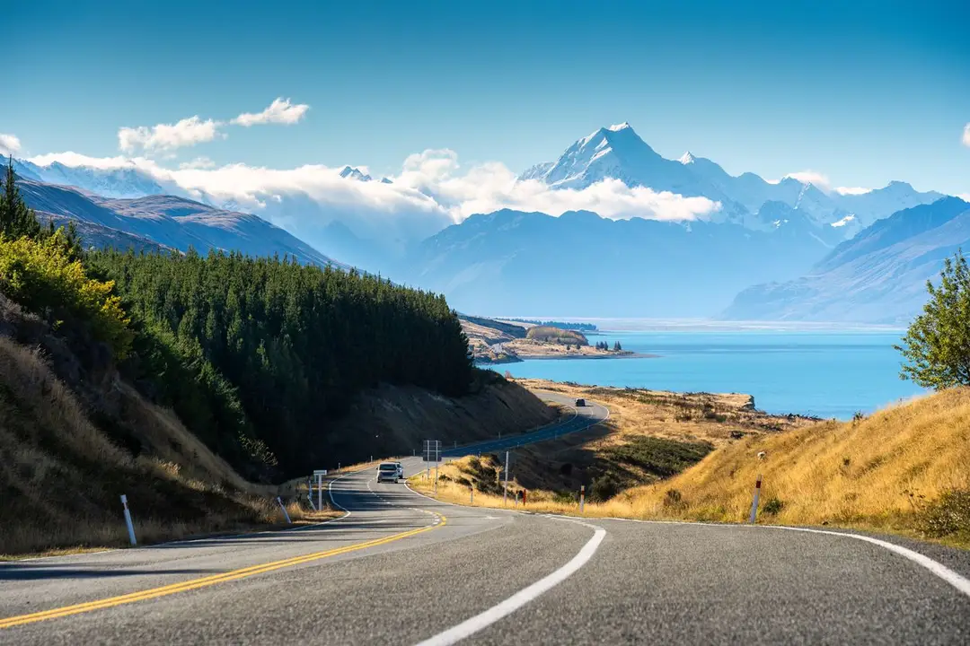 Route panoramique vers Aoraki / Mount Cook et vue sur le lac Pūkaki, Nouvelle-Zélande