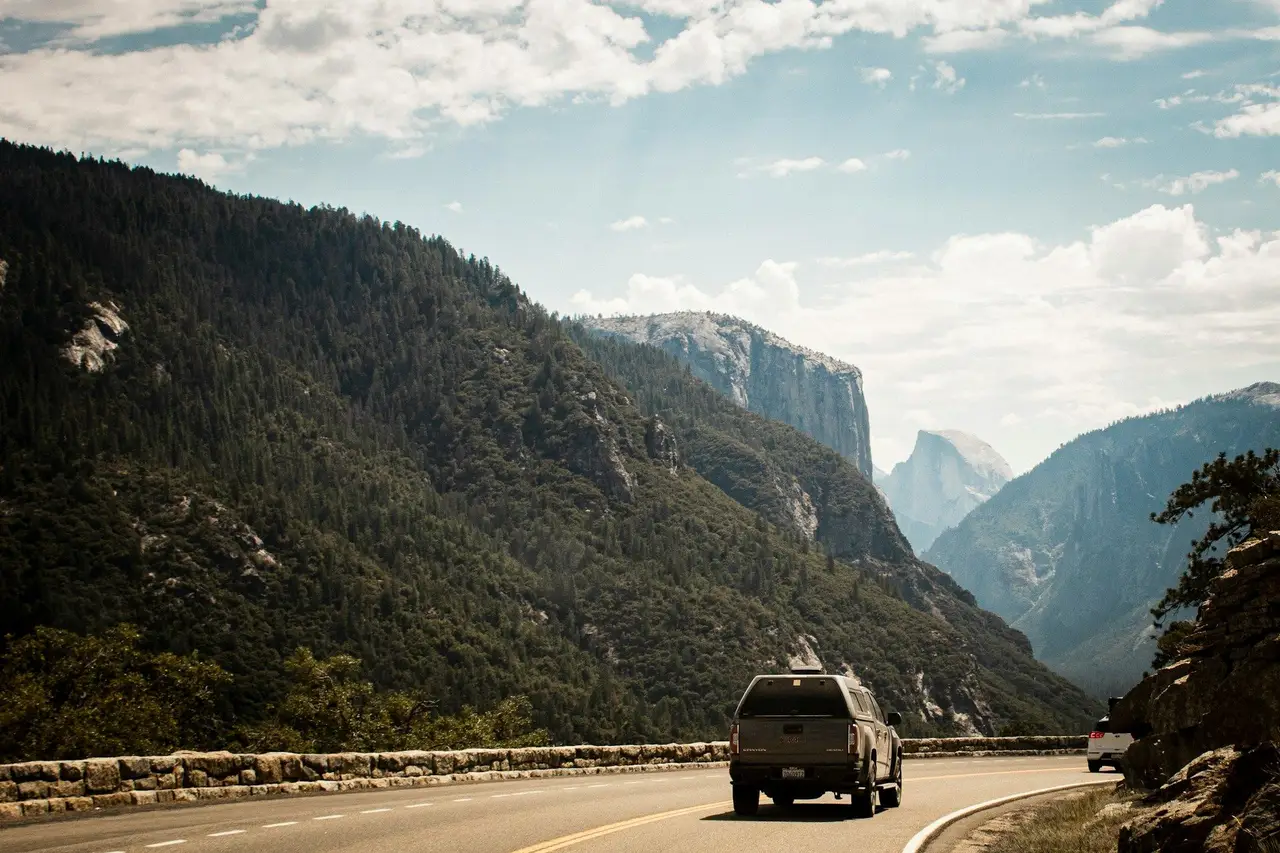 Voiture familiale lors d'un road trip à Yosemite