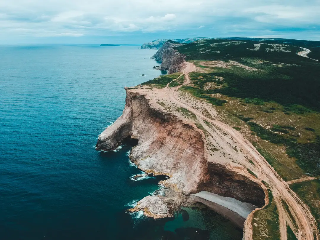 Falaises côtières sculptées par l’océan le long de la Viking Trail, à Terre-Neuve.