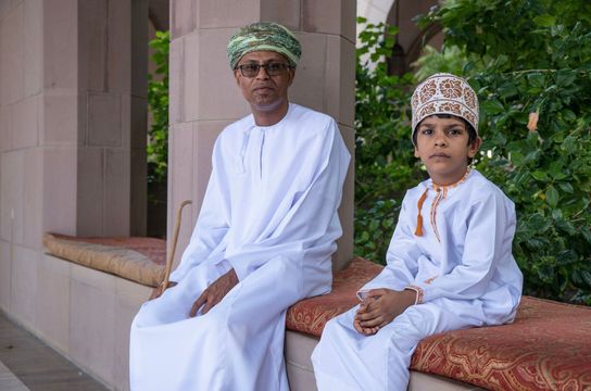 locals-Oman-family-tradition