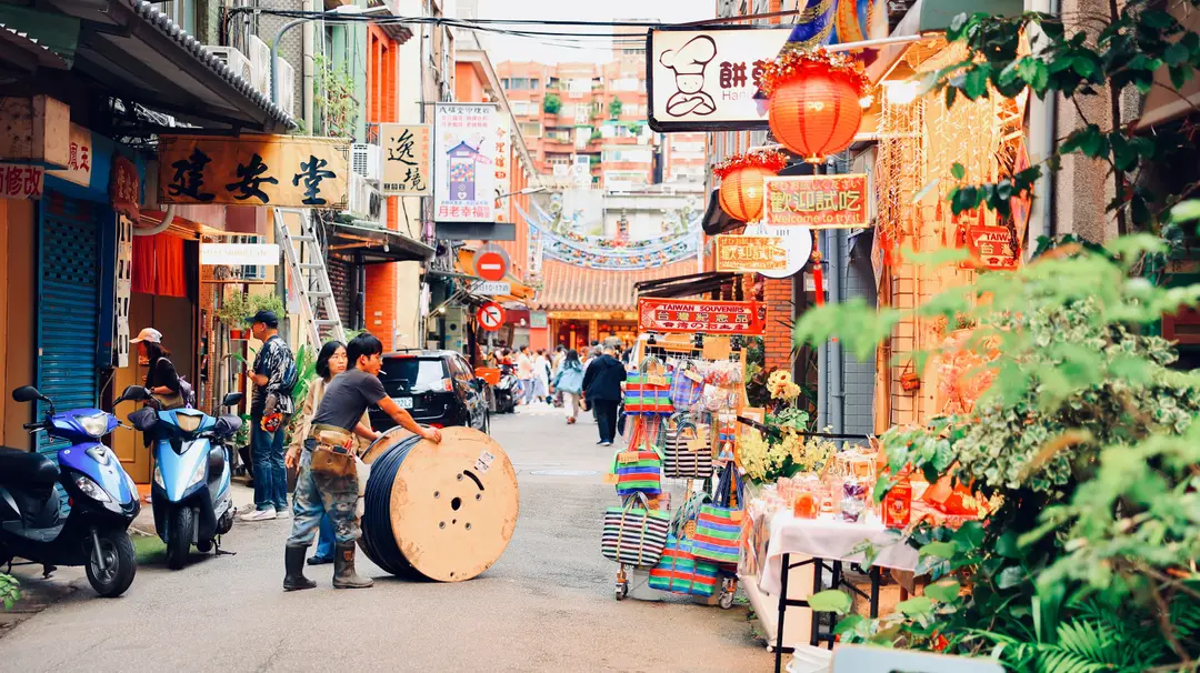 Rue Dihua colorée de Taipei, avec ses étals de marché animés.jpg